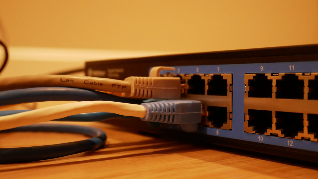 Switch réseau professionnel pour installation LAN et Wi-Fi sécurisée en entreprise à Ambert