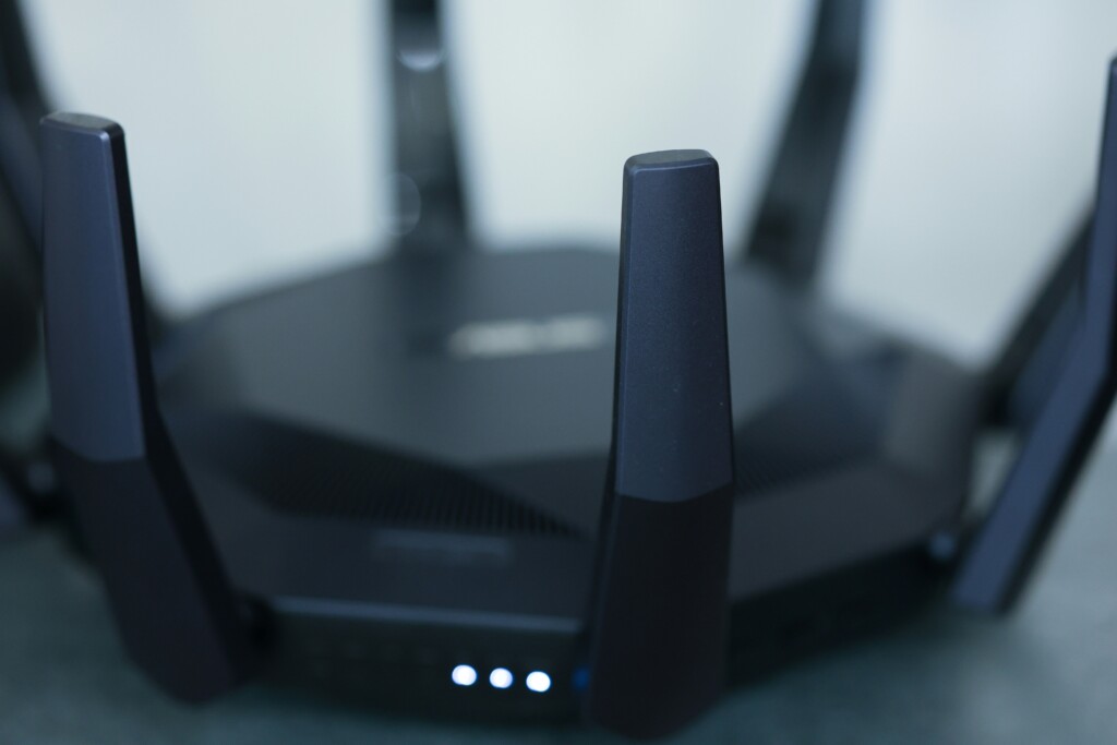 Routeur Wi-Fi professionnel configuré pour sécuriser un réseau d’entreprise