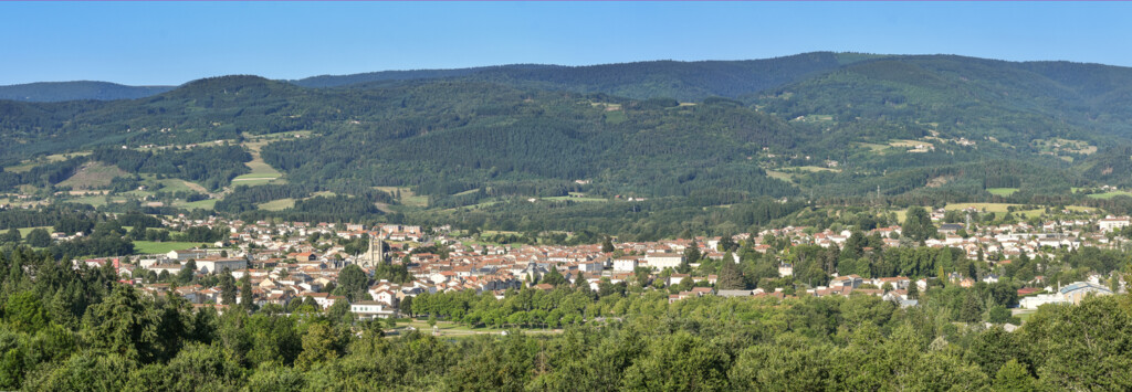 Vue panoramique d’Ambert (63600) dans le Livradois-Forez, territoire d’intervention de Livradois Connect